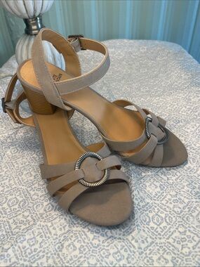 White Mountain Women’s Taupe Block Heel Sandals with Decorative Ring NEW sz 9,5